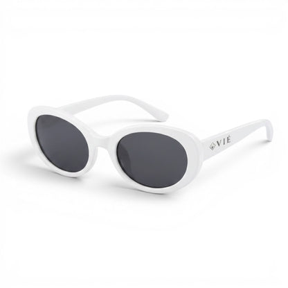 Gafas de sol blancas de montura gruesa con lentes oscuros y el logo de EVIE EYEWEAR en la patilla.