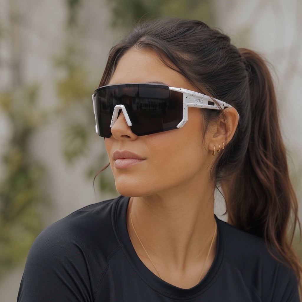 Gafas de sol deportivas EVIE EYEWEAR de PC en blanco y negro con lentes polarizadas y protección UV400.