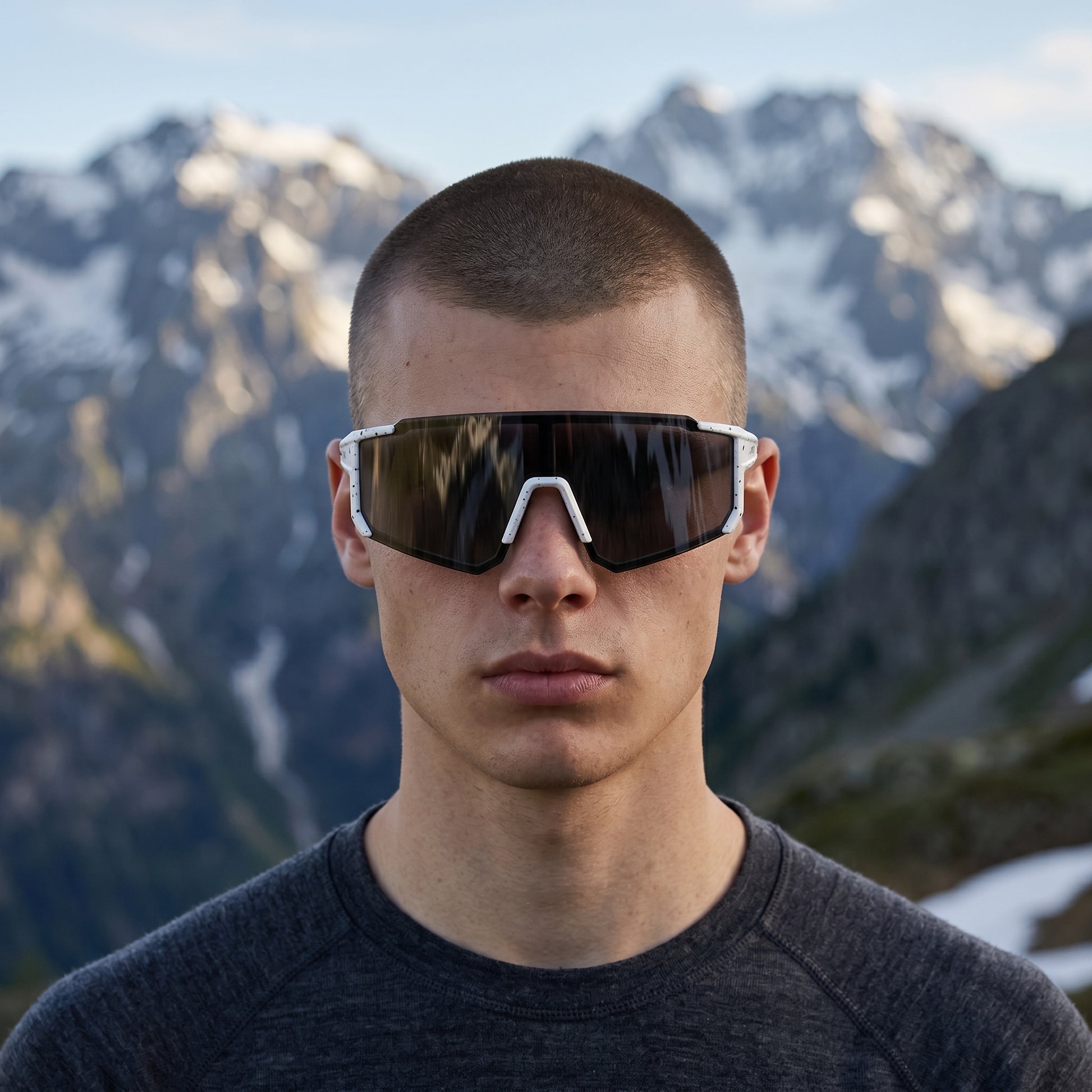 Gafas de sol deportivas EVIE EYEWEAR blancas con salpicaduras negras, lentes polarizadas oscuras y logo lateral.