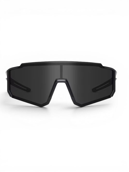 Gafas de sol deportivas EVIE EYEWEAR negras con lente de espejo de cobertura total y montura robusta.
