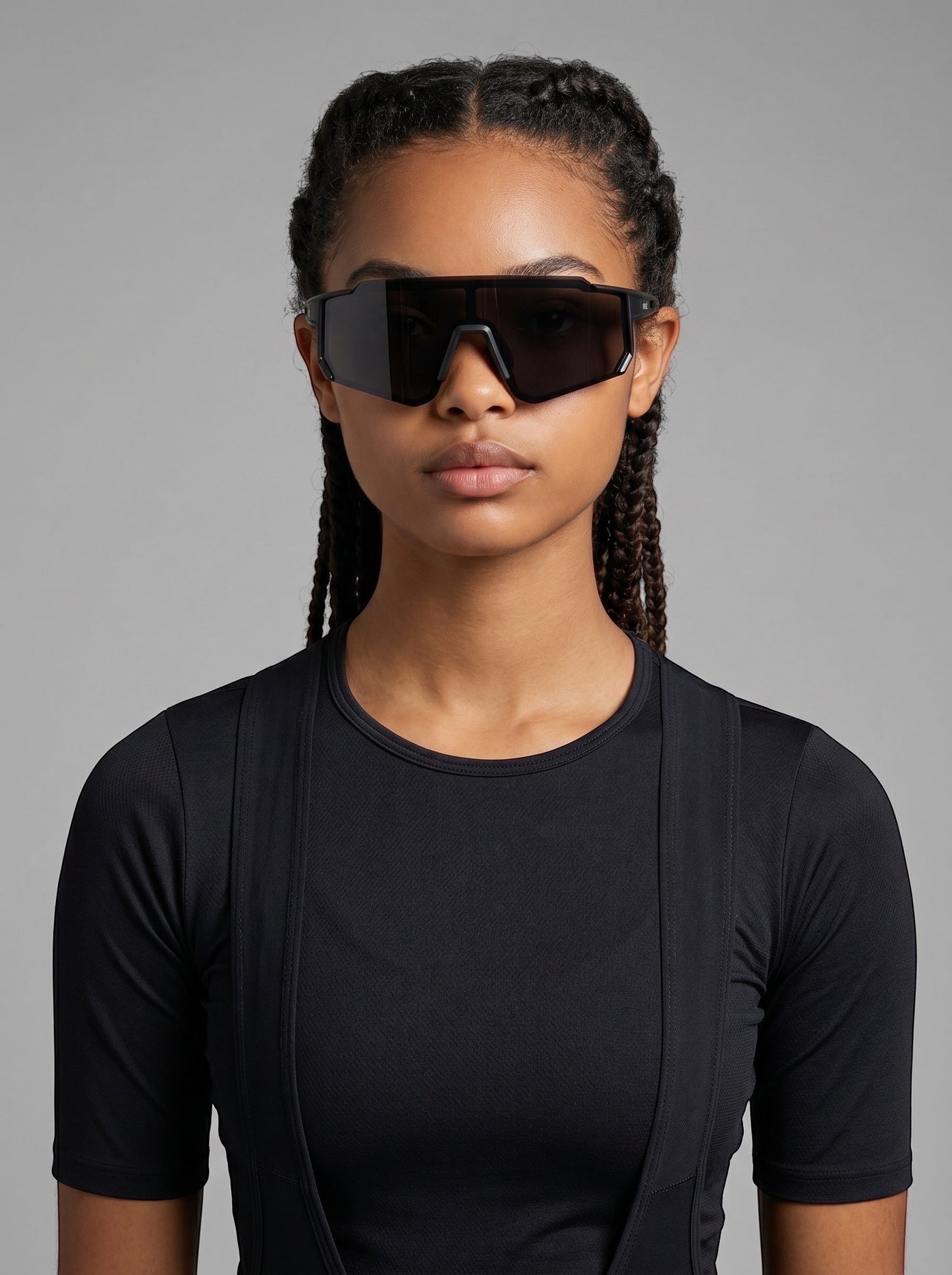 Gafas de sol deportivas negras de EVIE EYEWEAR con lente de espejo y montura envolvente.