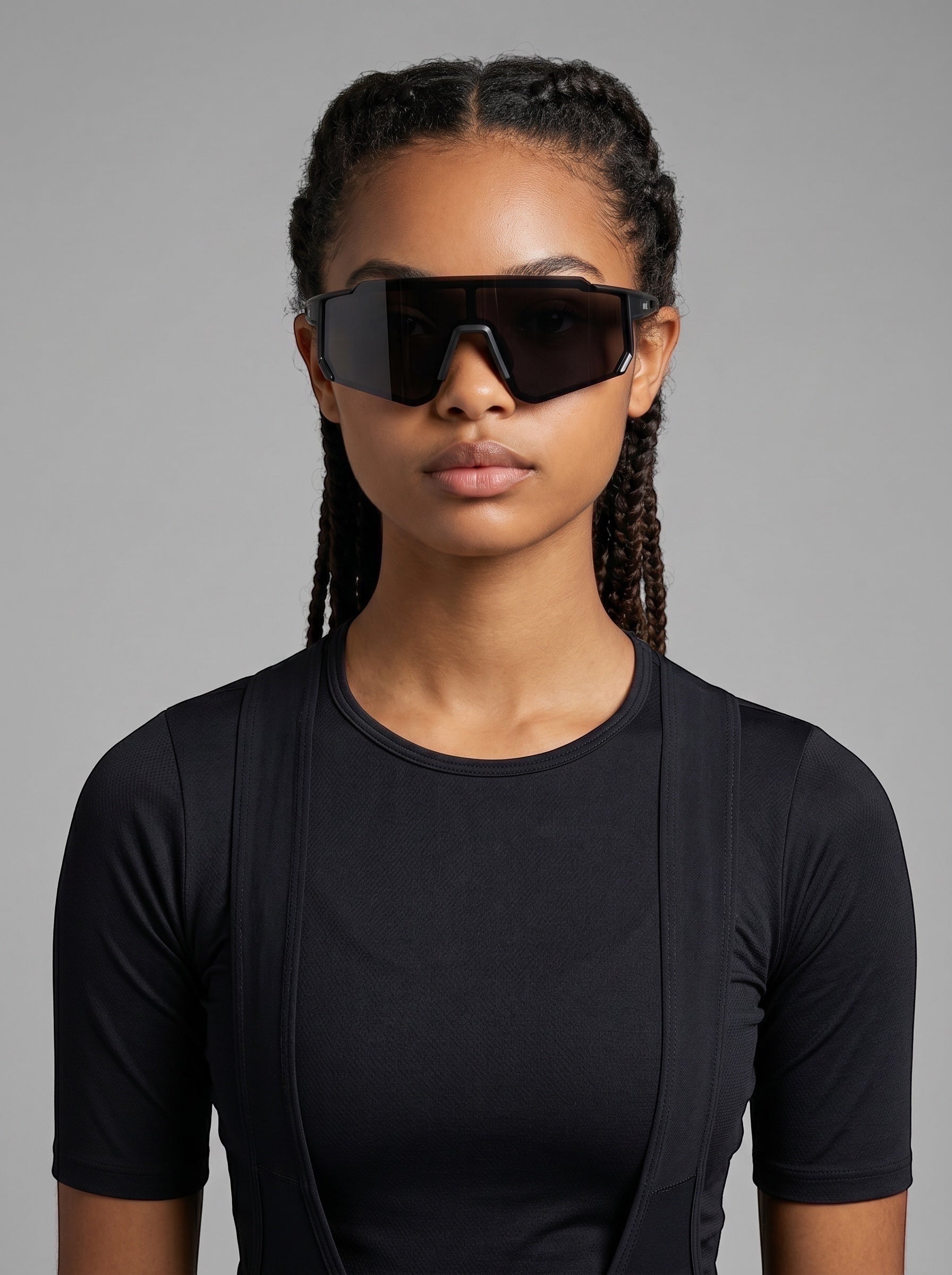 Gafas de sol deportivas negras de EVIE EYEWEAR con lente de espejo y montura envolvente.