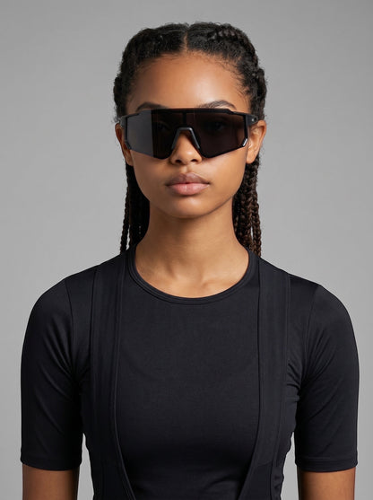 Gafas de sol deportivas negras de EVIE EYEWEAR con lente de espejo y montura envolvente.