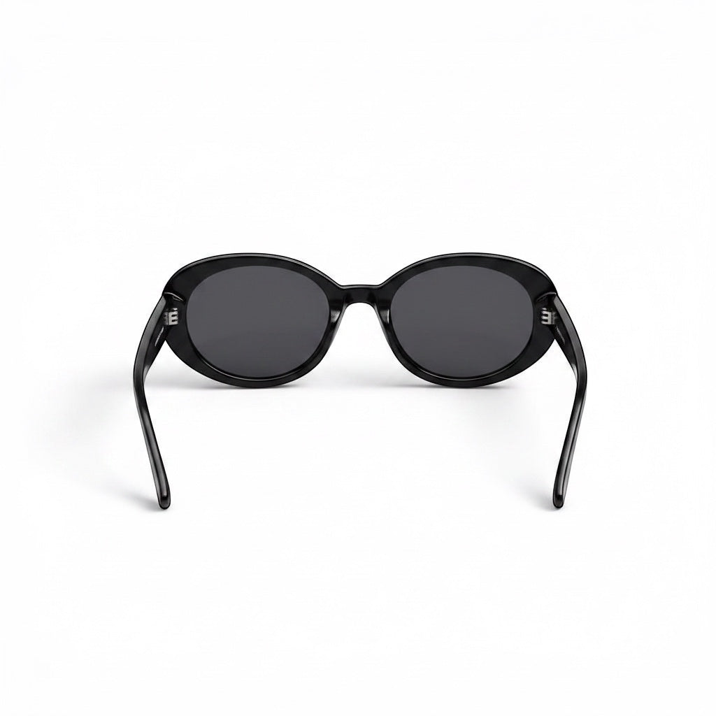 Gafas de sol negras de montura ovalada de EVIE EYEWEAR con lentes oscuras y detalle de logo en la patilla.