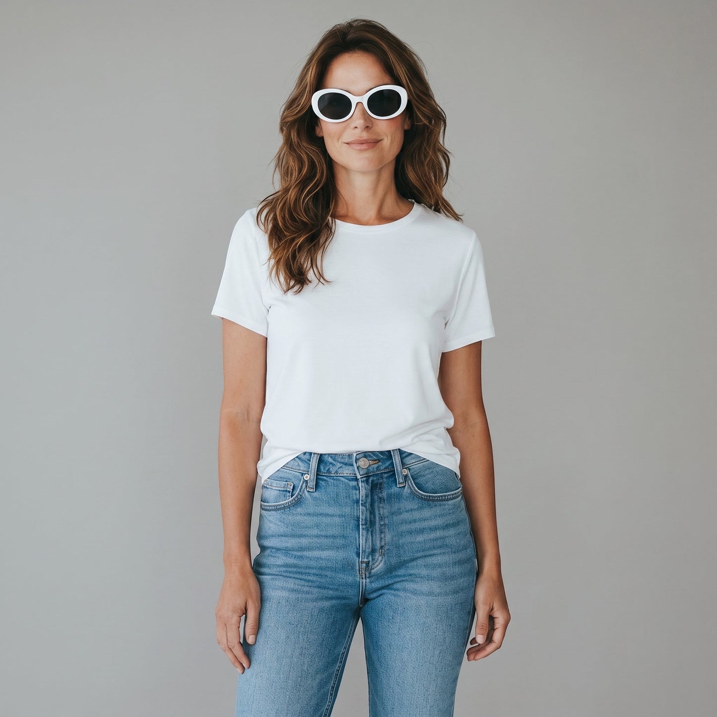 Gafas de sol blancas TULUM de EVIE EYEWEAR con lentes oscuros y montura ovalada.