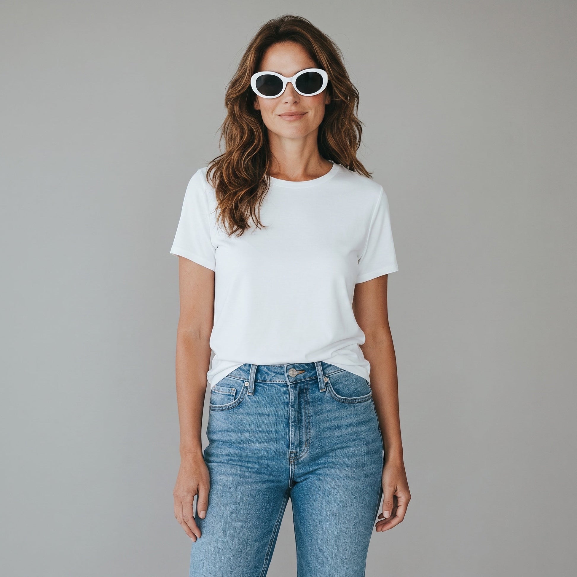 Gafas de sol blancas TULUM de EVIE EYEWEAR con lentes oscuros y montura ovalada.
