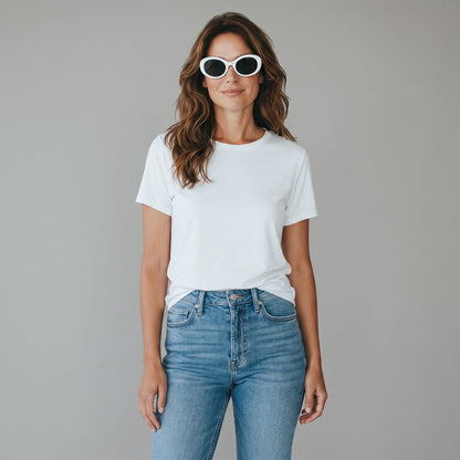 Gafas de sol blancas TULUM de EVIE EYEWEAR con lentes oscuros y montura ovalada.