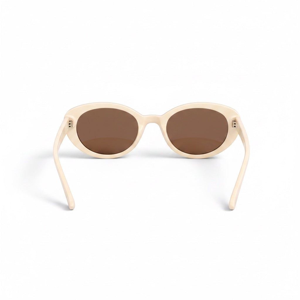 Gafas de sol TULUM de EVIE EYEWEAR con montura ovalada color crema y lentes marrones.