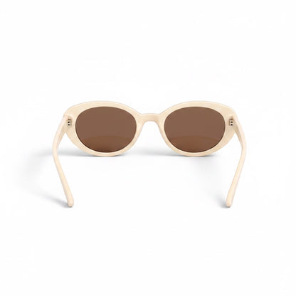 Gafas de sol TULUM de EVIE EYEWEAR con montura ovalada color crema y lentes marrones.