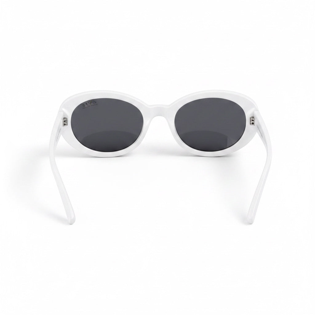 Gafas de sol blancas de montura ovalada TULUM de EVIE EYEWEAR con lentes grises oscuras.