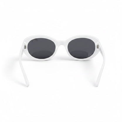 Gafas de sol blancas de montura ovalada TULUM de EVIE EYEWEAR con lentes grises oscuras.